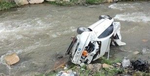 Erzincan'da otomobil dereye devrildi: 1 ölü, 1 yaralı