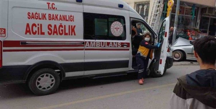 Elektrik direğine çarpan otomobil hurdaya döndü, direk yerinden bile oynamadı