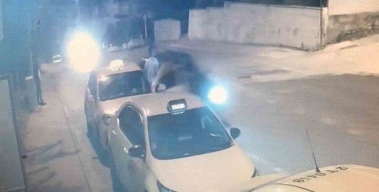 Kapıyı açıp taksiden indiği esnada otomobil böyle çarptı