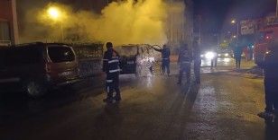 Iğdır’da park halindeki araç yangını geceyi aydınlattı
