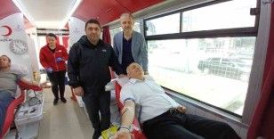 Görme engelli eski milletvekili Ayva, kan bağışı yaparak çağrı yaptı
