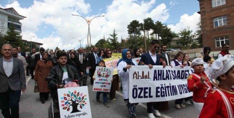 Ahlat’ta engelliler için farkındalık yürüyüşü