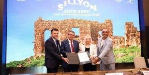 PAÜ’nün yürüttüğü Sillyon Antik Kenti kazı çalışmalara destek için imzalar atıldı
