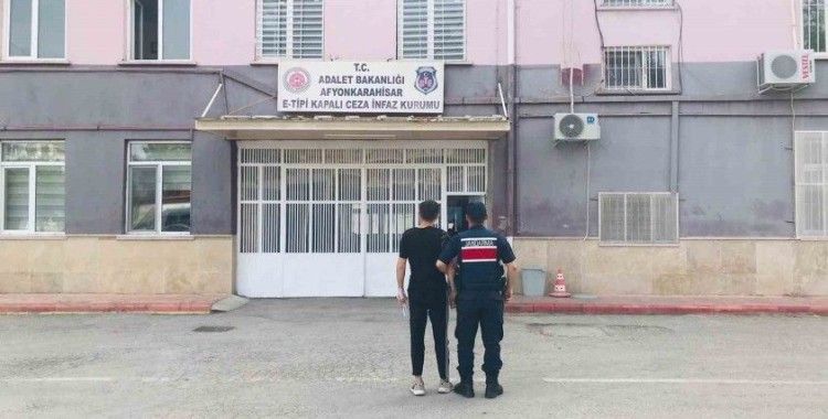 Uyuşturucu ticareti suçundan aranan şahsı jandarma yakaladı
