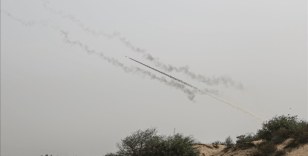Filistin direniş grupları, Gazze'de İsrail askerleri ile araçlarını vurdu