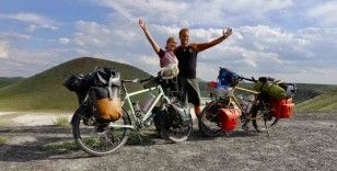İsviçreli çift bisikletle Meke Gölü’ne ulaştı
