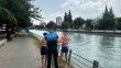 Adana’da polis sulama kanalına giren gençleri uyardı
