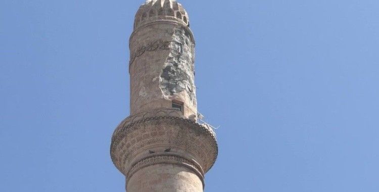 Mardin’de minareye yıldırım düştü