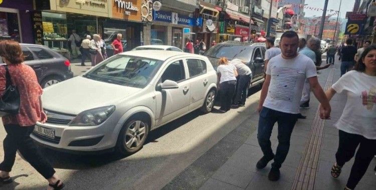 İki otomobil çarpıştı
