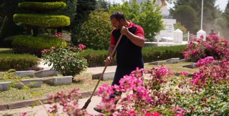 Mezarlıklar bayrama hazırlandı
