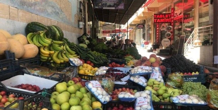 Bayburt’ta bir vatandaş elma aldığı tezgahın satıcısını bulamayınca notla para bırakıp helallik istedi
