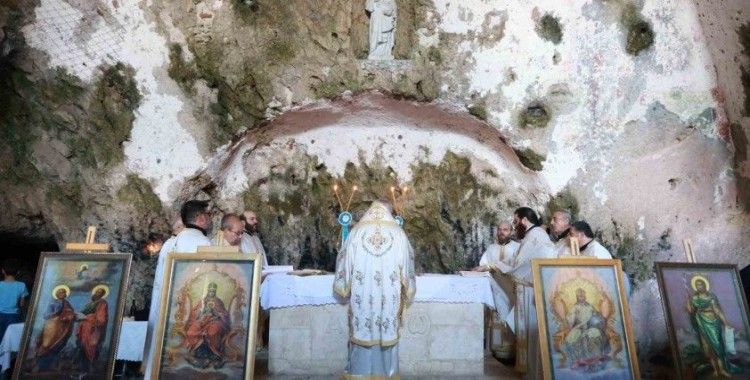 Mağara içindeki St. Pierre Kilisesi’nde bayram ayini

