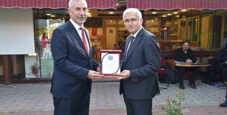 Rektör Çolak’tan, emekliye ayrılan İdari ve Mali İşler Daire Başkanı Necmettin Başkut’a plaket
