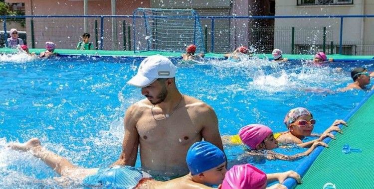 Bayraklı’da yüzme kursuna büyük ilgi
