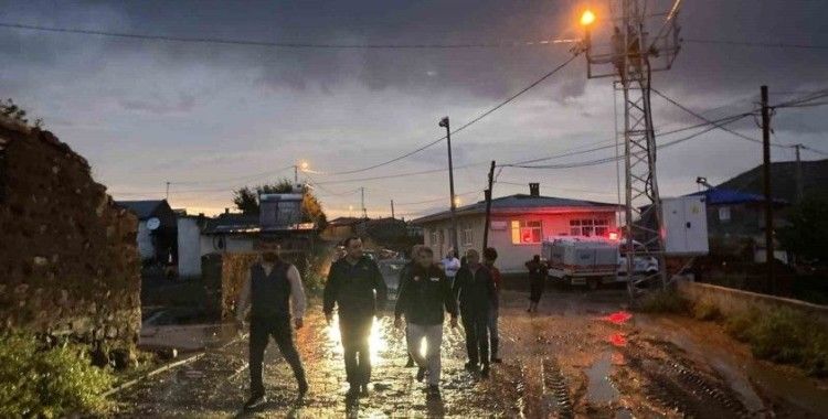 Susuz’da bir köy selden zarar gördü