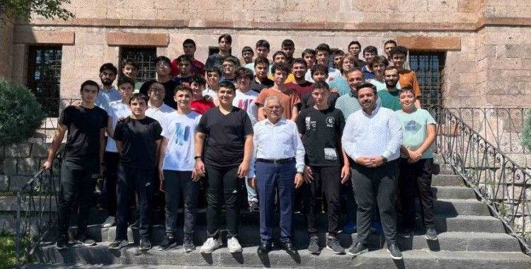 Başkan Büyükkılıç; Talas Gençlik Merkezi’nde öğrencilerle buluştu
