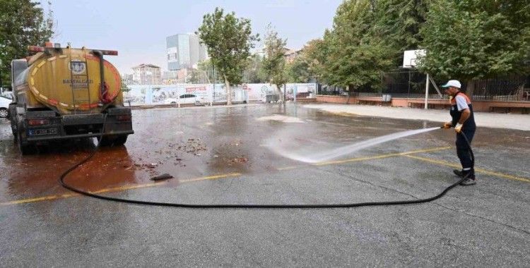 Battalgazi’de okul bahçeleri temizlendi
