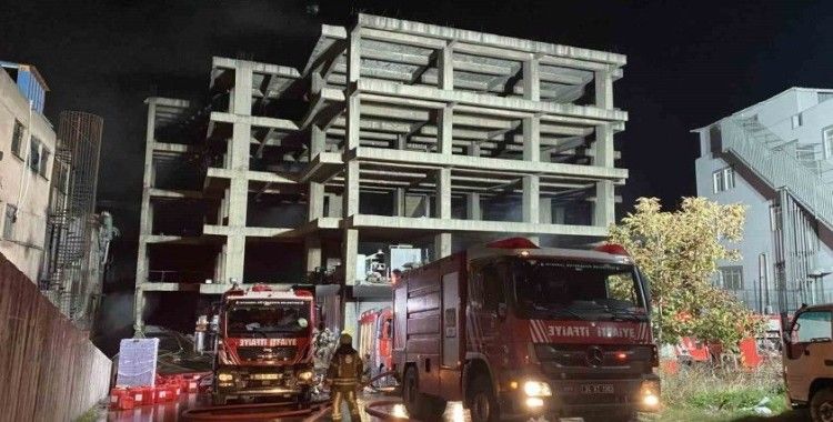 Zeytinburnu’nda iş merkezindeki yangını söndürme çalışmaları 13 saattir sürüyor
