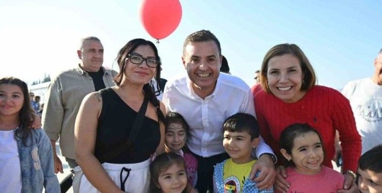 Balıkesir’de 1010 uçurtma Cumhuriyet için havalandı