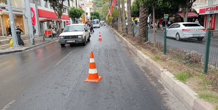 Yağış ve yola dökülen hurmaların kayganlaştırdığı yollar kazaları da beraberinde getirdi
