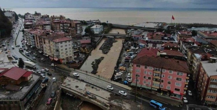 Rize’de yoğun yağışın ardından derelerin getirdiği çamur denizin rengini değiştirdi