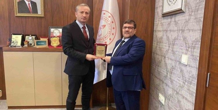 Ağrı’da 45 yıl görev yapan eğitimci emekliye ayrıldı
