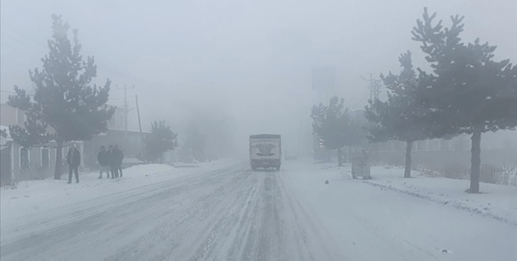Bazı şehirlerde kar ve sis etkili oldu