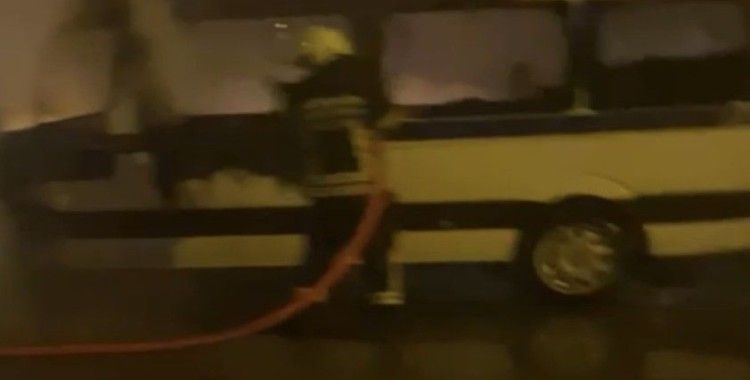 Tarsus’ta seyir halindeki servis aracı yandı
