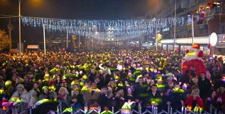 Kuşadası 2025 yılına sokak partisiyle hoş geldin dedi
