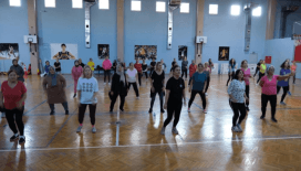 Menemenli kadınlar ücretsiz zumba kursunda buluşuyor