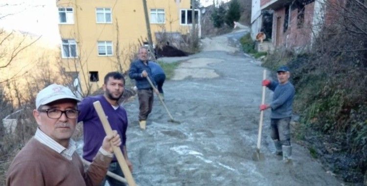 Köylülerden yol yapımında dayanışma örneği
