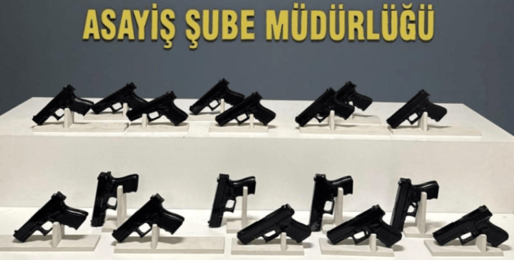 'Dur' ihtarına uymayan sürücünün aracında 17 ruhsatsız tabanca ele geçirildi