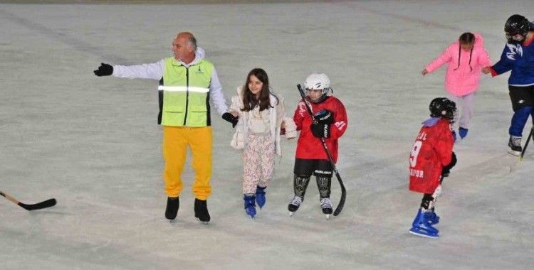 Büyükşehirden Manisalı çocuklara buz pateni keyfi
