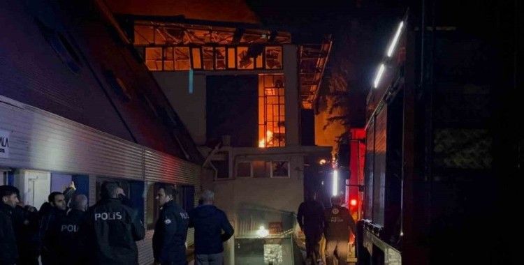 Tekstil fabrikası alevlere teslim oldu
