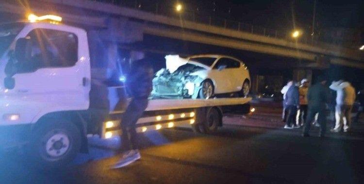 Ümraniye’de otomobil yolcu otobüsüne çarptı: 2 yaralı
