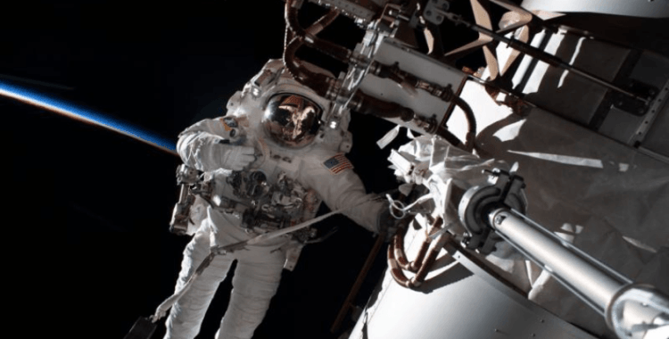 NASA'nın uzayda mahsur kalan iki astronotu, birlikte ilk uzay yürüyüşünü gerçekleştirdi