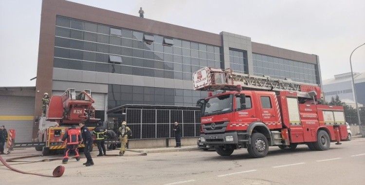 Tekstil fabrikasında yangın: 1 itfaiye eri yaralı