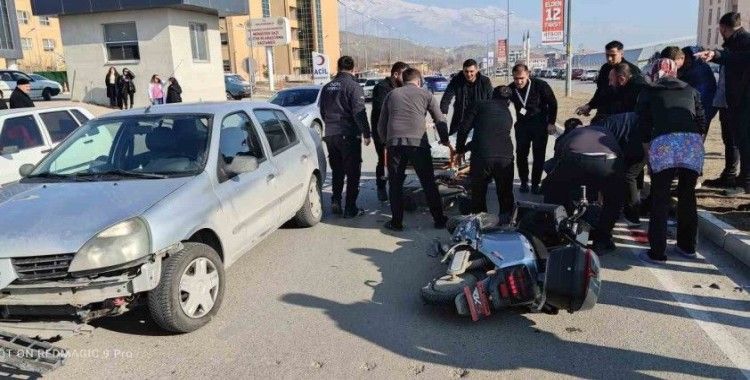 Otomobille çarpışan motosikletin sürücüsü ağır yaralandı
