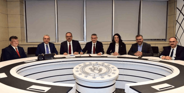 Adnan Menderes Stadyumu imzalar atıldı