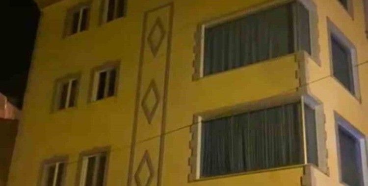 Sivas’ta çatı da çıkan yangın paniğe neden oldu
