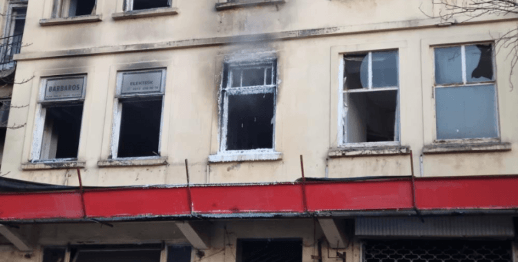 Beyoğlu'nda korkutan yangın kamerada