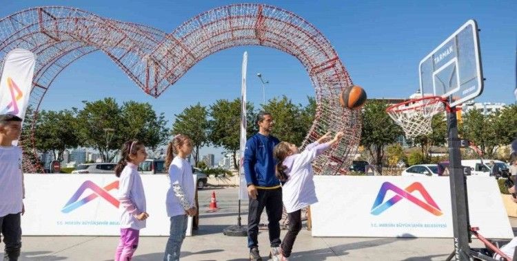 ’Sporbüs’ alışveriş merkezinde çocuklarla buluştu
