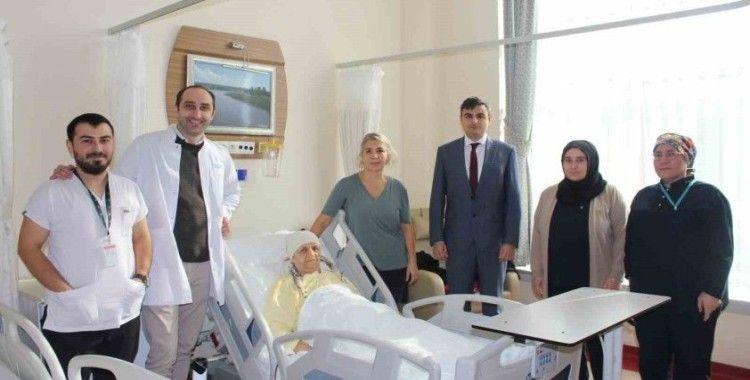 Karasu’da bir ilk: 81 yaşındaki meme kanseri kadın, cerrahi operasyonla sağlığına kavuştu
