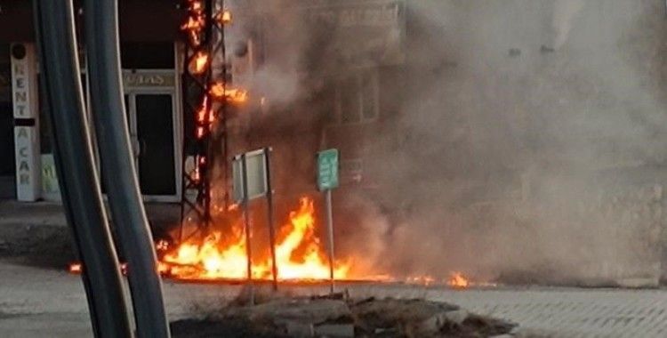 Başkale’de elektrik direği alevlere teslim oldu
