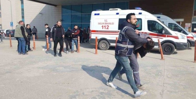 ‘Dur’ ihtarına uymayıp polise çarptı.. Polisin yaralandığı anlar kamerada
