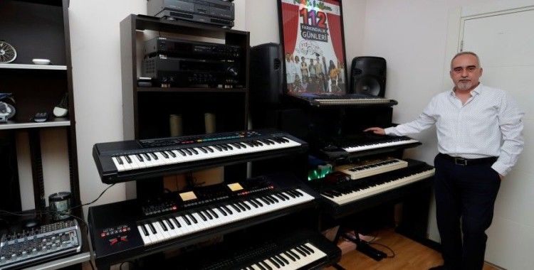 40 yıllık müzik aşkını, nostaljik müzik klavyeleri ile taçlandırdı