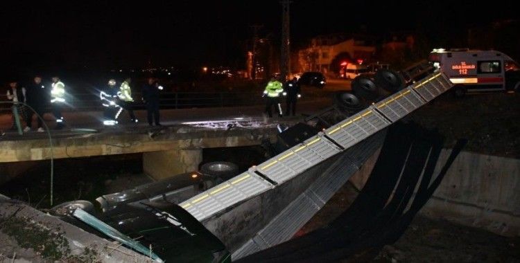 Köprüden uçan tırın sürücüsü aracı bırakıp kayıplara karıştı
