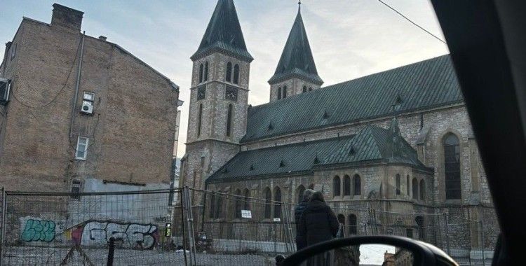 Kula'da hafriyat kamyonuna iki araç çarptı: 1 ölü, 4 yaralı