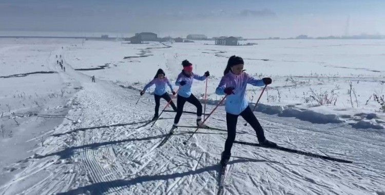 Yüksekovalı kayakçılar, karlı dağlarda yarışmalara hazırlanıyor
