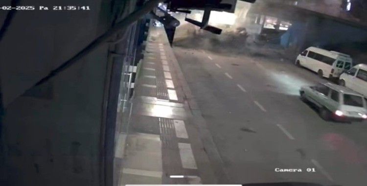 Freni boşalan kamyonun dehşet saçtığı kazada 3 kişi öldü, 26 kişi yaralandı
